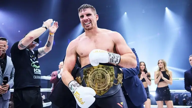 Ріко Верховен тримає пояс чемпіона Glory перед боєм з Усиком