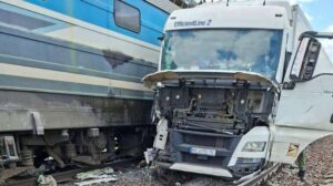 Трагедія на Львівщині: поїзд зіткнувся з КрАЗом, машиніст загинув