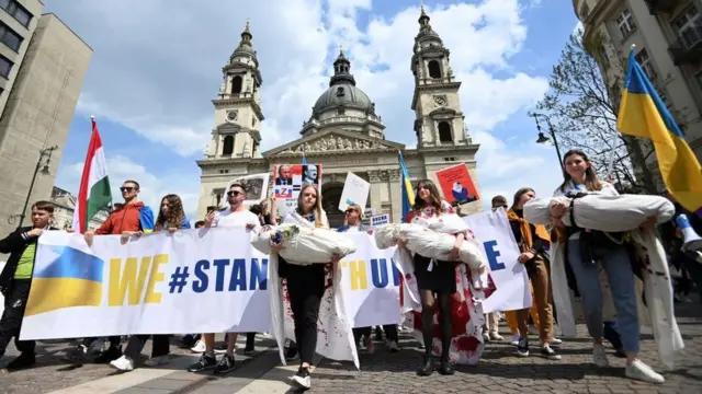 Венгрия осудила удар РФ по Киеву и поддержала народ Украины Протест в Будапеште в поддержку Украины после удара РФ по Киеву