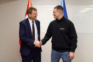 Представники України та Канади рукостисканням запускають виробництво дронів Airlogix-Sentinel