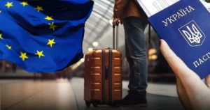 Український паспорт, прапор ЄС та мандрівник з валізою в аеропорту