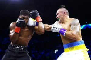 Олександр Усик та Ентоні Джошуа відтворюють іконічну сцену з «Роккі 3»