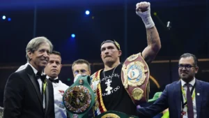 Олександр Усик з поясами WBC та WBA після перемоги перед завершенням карєри