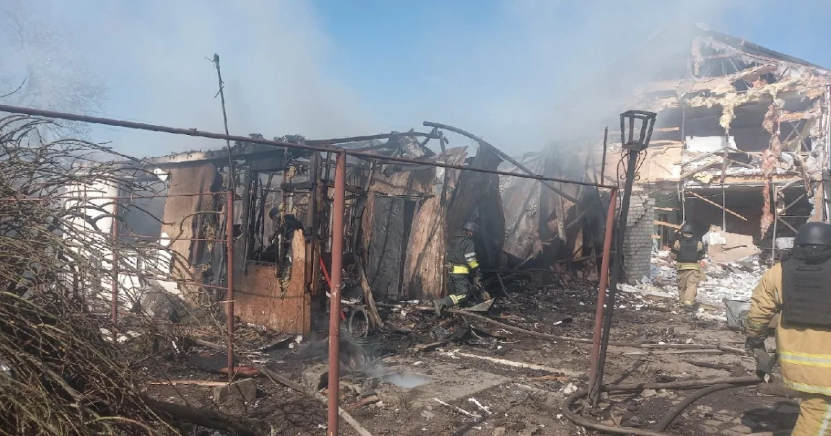 Пошкоджені вагони на станції у Вільнянську після удару ворожого БПЛА, пожежники гасять