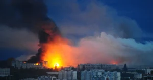 Пожежі та чорний дим над будинками Харкова після вибухів