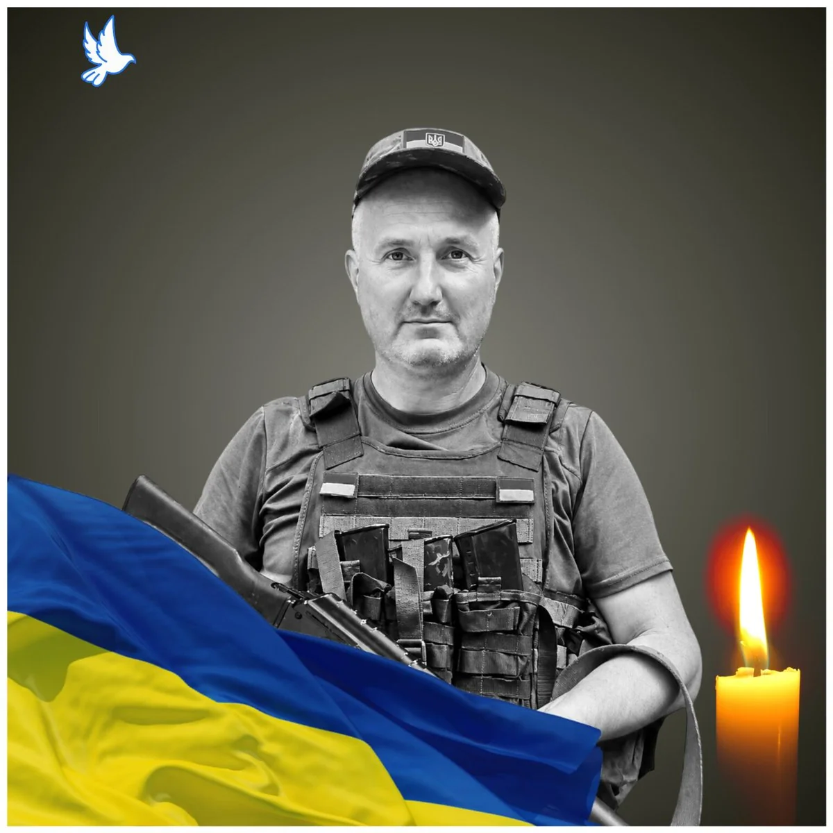 Тимофій Кулішенко у військовій формі з прапором України та свічкою памяті