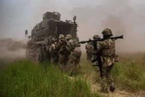 Украинские военные ВСУ контратакуют на Ореховском направлении с бронемашиной