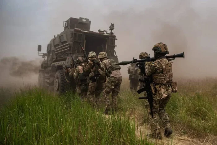 Украинские военные ВСУ контратакуют на Ореховском направлении с бронемашиной