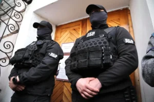 ГБР расследует скандал в полку «Скеля»: гибель новобранцев Сотрудники ГБР в экипировке во время расследования гибели новобранцев полка «Скала»