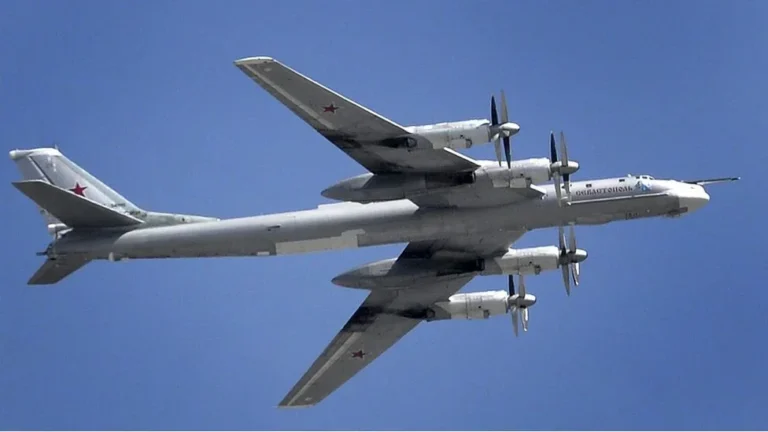 Противолодочный самолет Ту-142, два из которых уничтожили дроны ВСУ