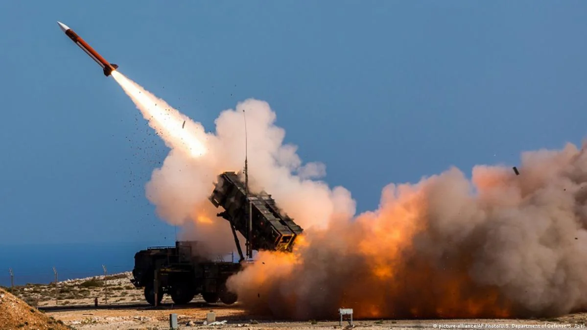 Пусковая установка Patriot запускает ракету-перехватчик против баллистических ударов России
