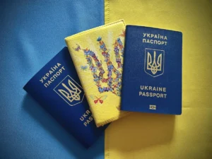 Як продовжити закордонний паспорт: як оформити новий біометричний документ у 2026 році