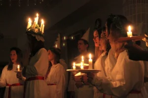 Какой праздник 13 декабря: от пяти мучеников до фестиваля света