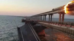 Крым без света, воды и топлива после ударов по мосту Крымский мост в огне после атаки дронов в Керченском проливе