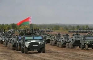 Армия Лукашенко готовится к войне: колонна бронетехники с флагом Беларуси