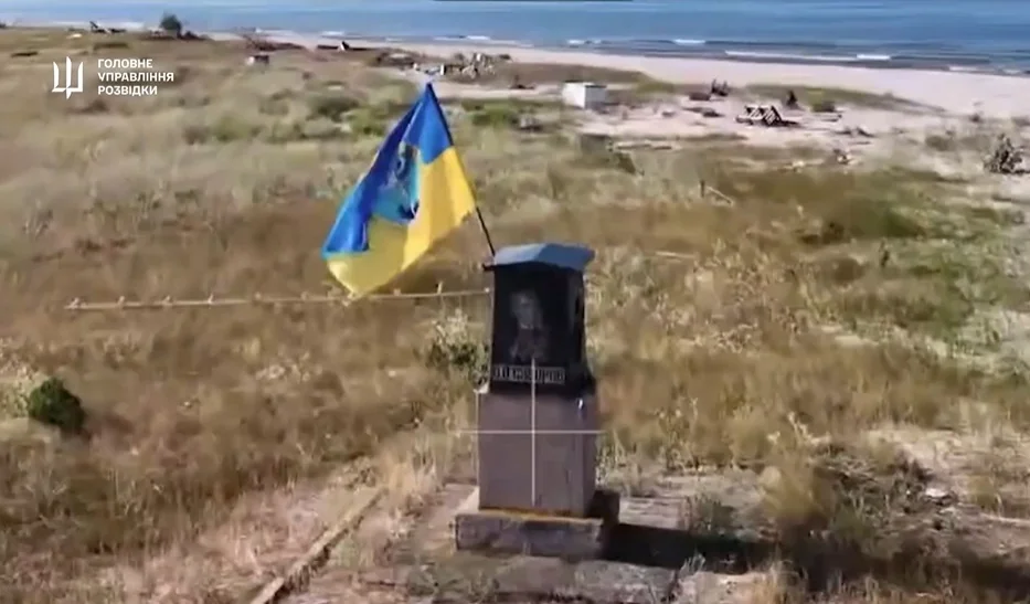 Оккупанты отступают: на Кинбурнской косе подняли флаг Украины (видео) Флаг Украины на Кинбурнской косе после отступления оккупантов