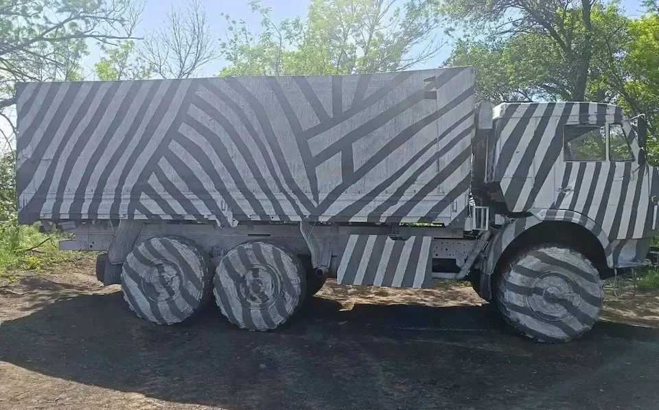 Россия рисует «зебру» на технике, чтобы запутать дроны ВСУ КамАЗ с чёрно-белым камуфляжем зебры для запутывания дронов ВСУ