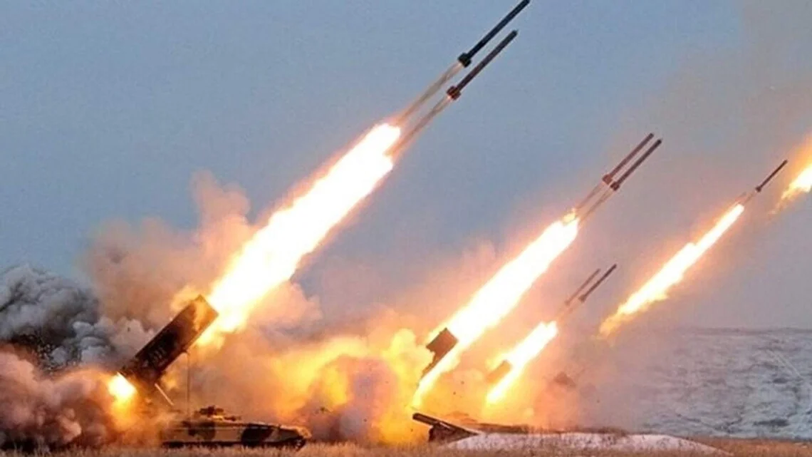 Российские РСЗО ведут массированный ракетный обстрел Украины