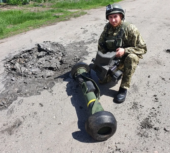 Штурмовик з протитанковою ракетою на дорозі в Донеччині