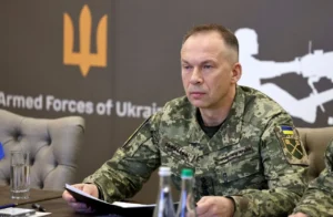 Александр Сырский в форме ВСУ на встрече с иностранными медиа относительно войны