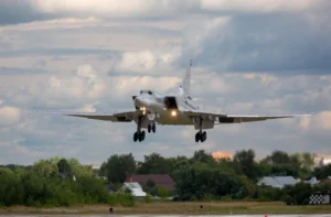 Ту-22М — надзвуковий стратегічний бомбардувальник з крилом, що змінює форму