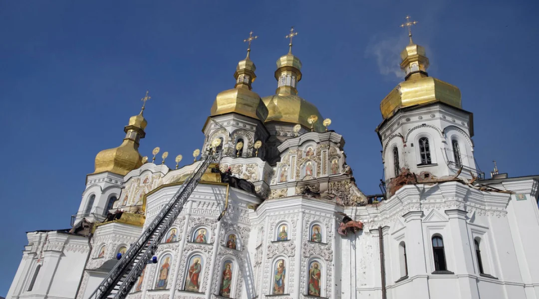 Успенський собор Києво-Печерської лаври з пошкодженнями та драбиною рятувальників