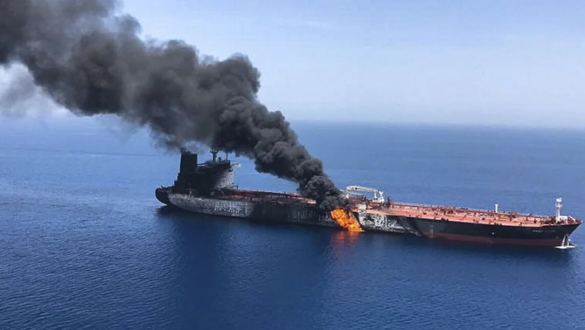 Украина поразила танкер теневого флота РФ в Черном море Горящий танкер FINA A теневого флота РФ в Черном море