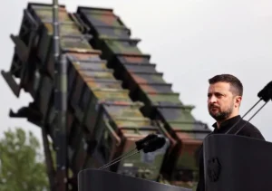 Зеленский на фоне пусковой установки системы Patriot