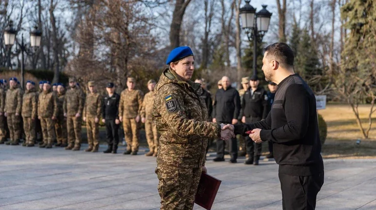 Зеленский присвоил Героя Украины девяти защитникам Президент Зеленский поздравляет военнослужащего во время награждения Героями Украины