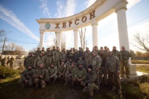 ВСУ взяли в плен правнука Брежнева на Херсонщине Бойцы ВСУ возле арки с надписью Херсон в Херсонской области