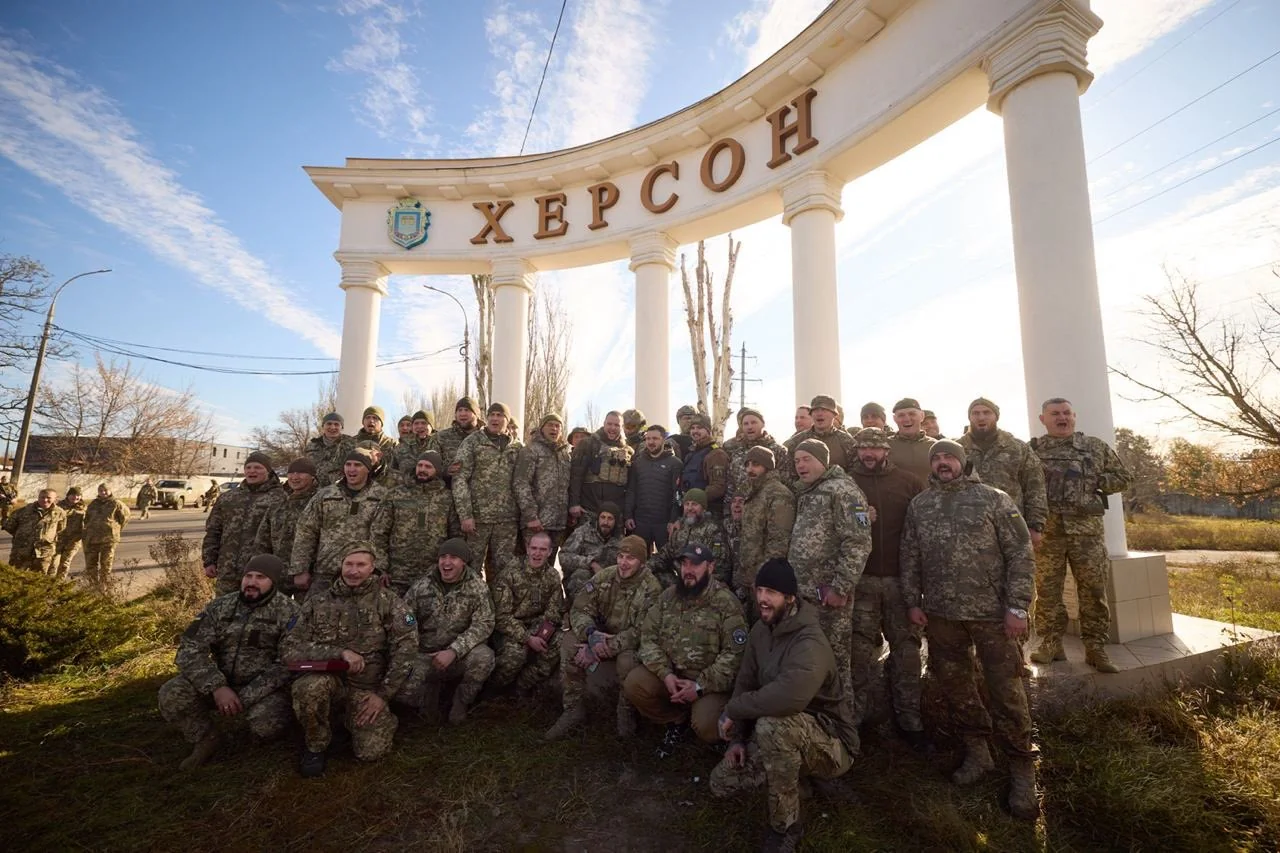 Бойцы ВСУ возле арки с надписью Херсон в Херсонской области