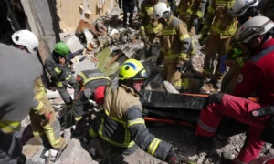 Рятувальники розбирають завали після атаки РФ на Київ