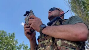 Боєць бригади «Хартія» з пультом керування дроном на позиції