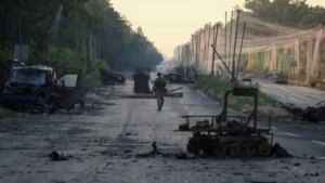 Знищена техніка та солдат на дорозі під час штурму Костянтинівки