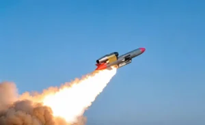 Балістична ракета Fire Point під час випробувального запуску з полумям двигуна