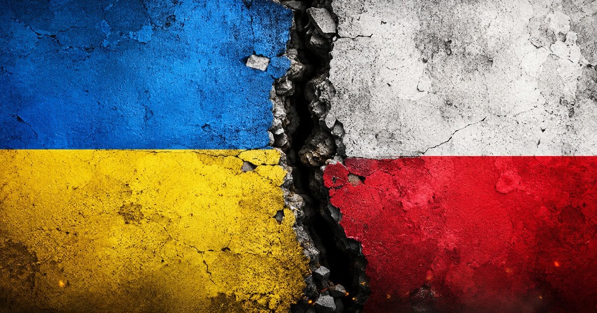 Прапори України та Польщі розколоті тріщиною через фальшивки ФСБ РФ