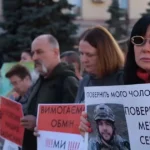 Жена азовца на акции с плакатом «Верните моего мужа» из плена