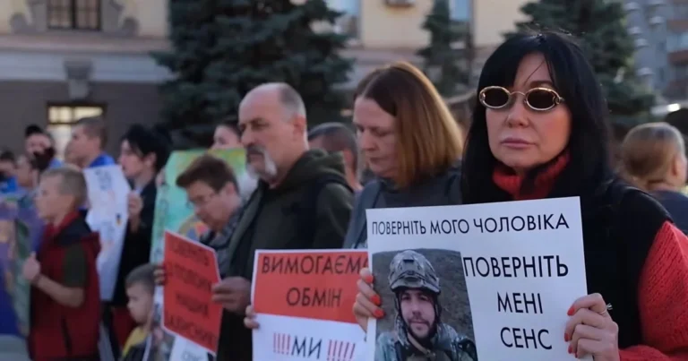 Жена азовца на акции с плакатом «Верните моего мужа» из плена