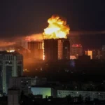 Взрыв над многоэтажками Киева ночью во время ракетной атаки