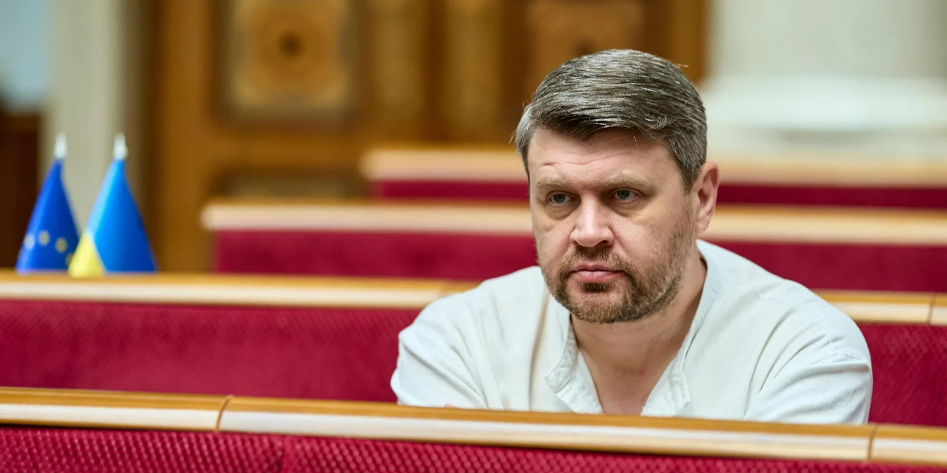 Народний депутат Івченко сидить у залі Ради біля прапорів ЄС і України