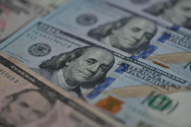 Хто зображений на 100 доларів: Бенджамін Франклін і його спадщина
