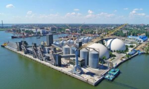 Термінал Нібулон у прифронтовому Миколаєві з силосами та кранами