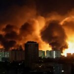 Ночные взрывы и пожары над жилыми домами во время атак России