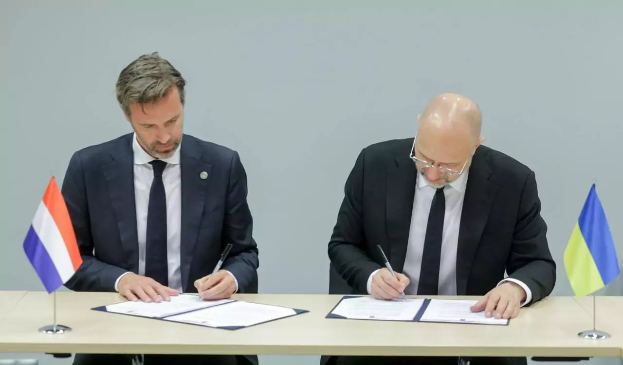 Представники Нідерландів та України підписують оборонну угоду про дрони
