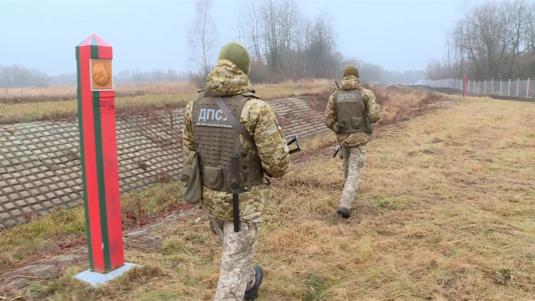 Пограничники предупреждают о возможном наступлении РФ из Беларуси Пограничники ГПСУ патрулируют границу с Беларусью на Черниговщине