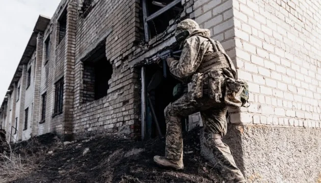 Військовий у камуфляжі штурмує зруйновану будівлю на Покровському напрямку