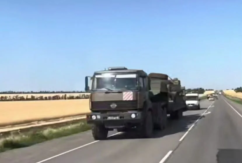 Колона російських військових вантажівок рухається обхідним шляхом біля Лимана