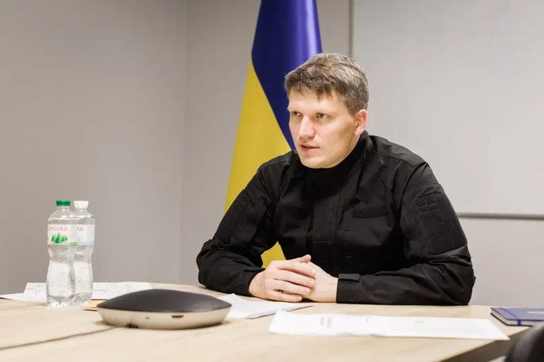 Сергей Боев на совещании в Укроборонпроме с флагом Украины