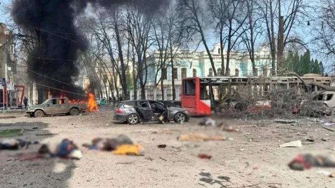 Последствия удара РФ по Запорожью: уничтоженные авто, автобус и погибшие на улице