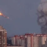 Баллистическая ракета взрывается над многоэтажками Киева во время атаки